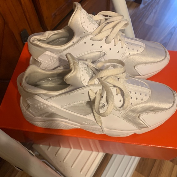 All white NIKE Hurache - Picture 2 of 4